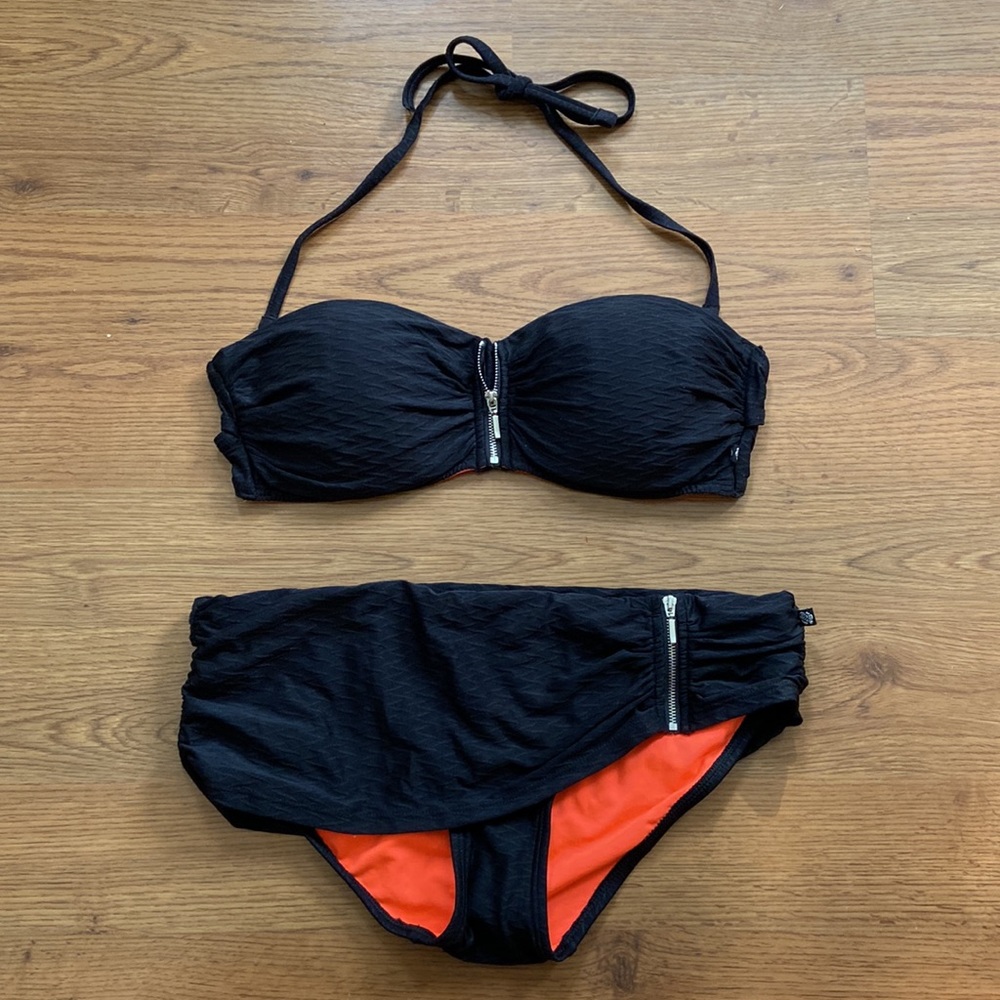 Black patterned bikini with 2 bottoms